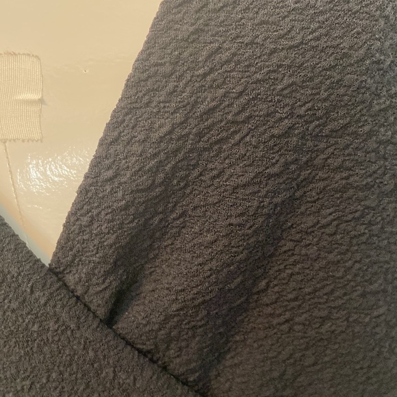 V-neck. Long sleeves.
Wrap front.
Front slit.
Straight hem. - Picture 2 of 3